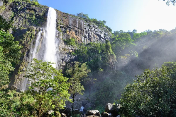 Der Wasserfall mit Sonnenlicht — Stockfoto