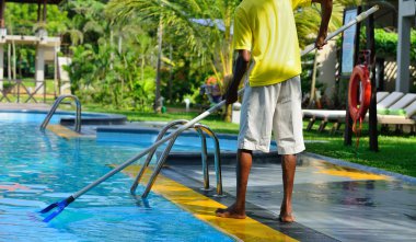 bir adam havuz temizler