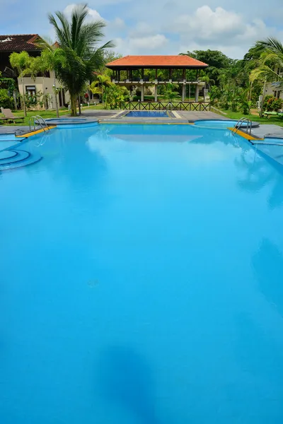 Piscina no hotel — Fotografia de Stock