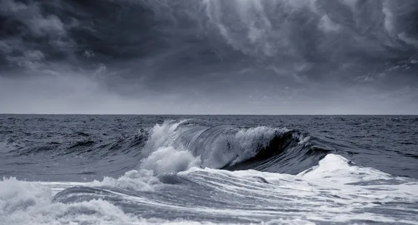 Ondas grandes oceano azul tonificado — Fotografia de Stock