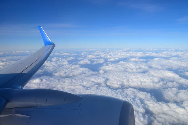 Tragflächen-Flugzeuge über Wolken — Stockfoto