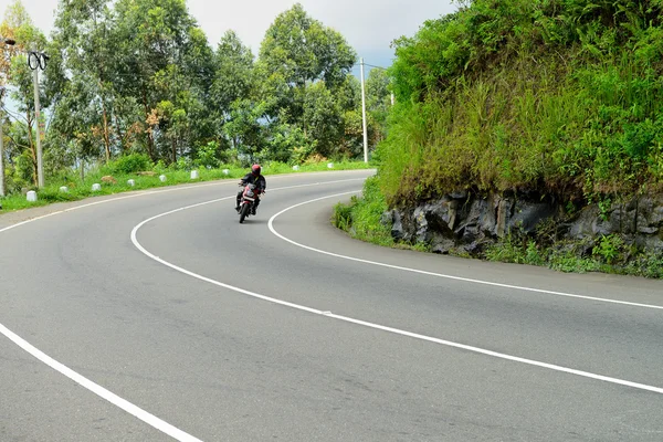 Мотоциклист на дороге — стоковое фото