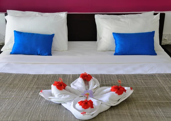 Room in a hotel with a decoration of the towel and flowers on th — Stock Photo, Image