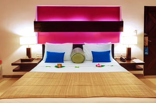 Pokoj v hotelu teplé barvy — Stock fotografie