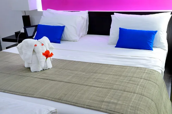 Room in a hotel with an elephant from the towel on the bed — Stock Photo, Image