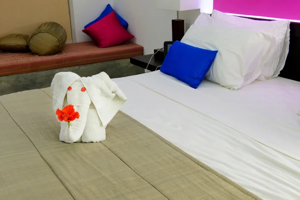 Cameră într-un hotel cu un elefant de la prosopul de pe pat — Fotografie, imagine de stoc