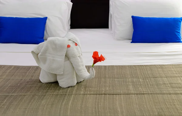 Quarto em um hotel com um elefante da toalha na cama — Fotografia de Stock