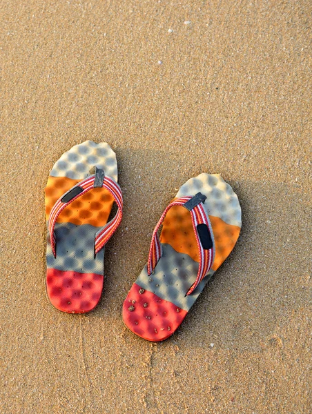 Πολύχρωμο flip-flops στην άμμο — Φωτογραφία Αρχείου