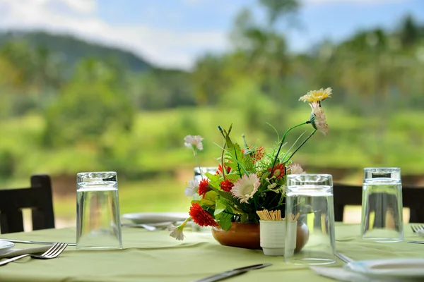 Tabel een zomerterras. selectife focus — Stockfoto