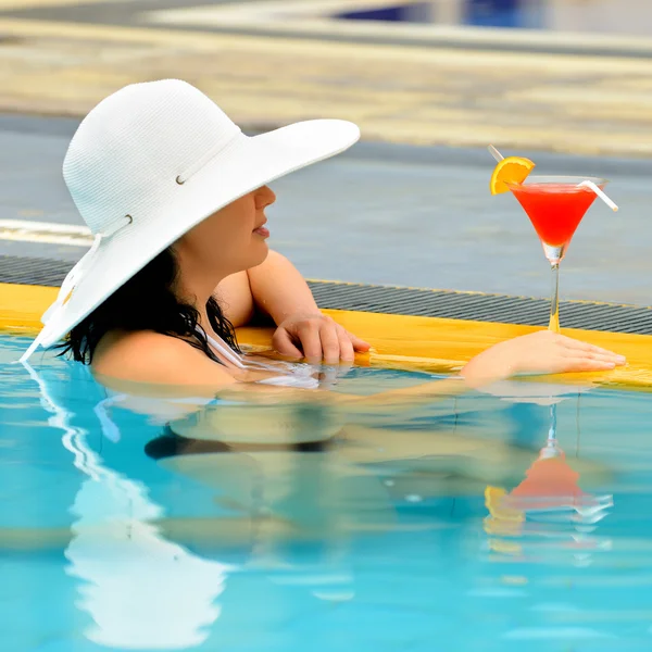 A lány egy koktéllal a medence szélén — Stock Fotó