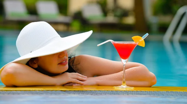 Fille avec un cocktail au bord de la piscine — Photo