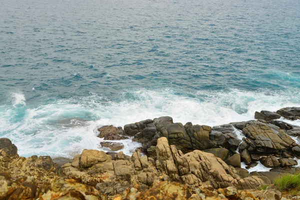 Rocky shore of the ocean — Stock Photo, Image