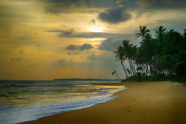 Tramonto sulla costa oceanica — Foto Stock