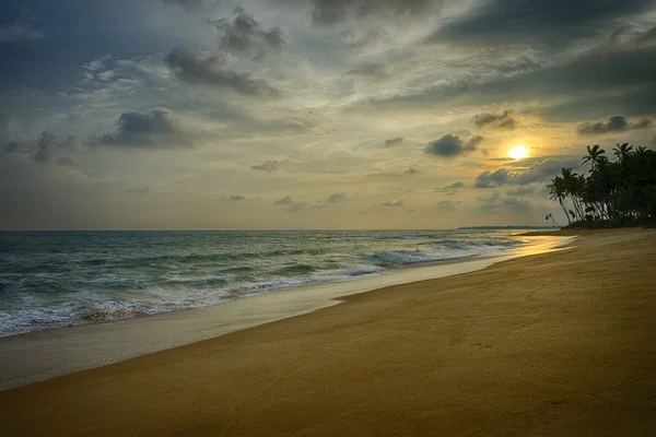 Sunset on ocean coast — Stock Photo, Image