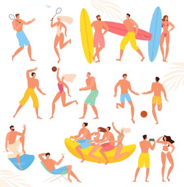 Gençler plajda dinleniyor.