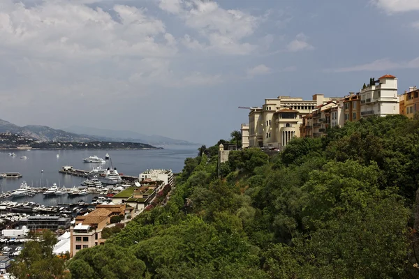 Monaco, limandaki Güney Avrupa dağ yamacı — Stok fotoğraf