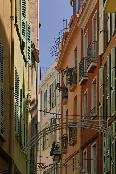 Monaco, pittoresco vicolo della città vecchia — Foto Stock