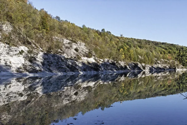 Lengerich, laguna azul con reflejo de agua en otoño, Renania del Norte-Westfalia, Alemania, Europa —  Fotos de Stock