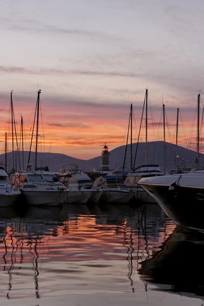 Saint-Tropez, przystań z latarni w zachodzie słońca lekkim, cote d'azur, francuska riviera, Prowansja, południowej Francji, Europa — Zdjęcie stockowe