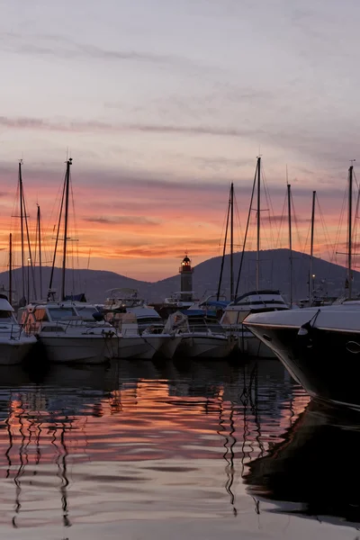 Saint Tropez, marina ile deniz feneri günbatımı ışığı, cote d'azur, Fransız Rivierası, provence, Güney Fransa, Avrupa