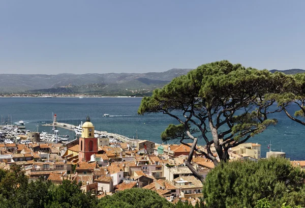 Saint tropez, blik op de Golf van St. tropez met parochiekerk, cote d'azur, Franse riviera, Zuid-Frankrijk, Europa — Stockfoto