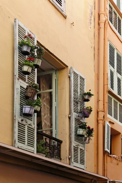 Монако, живописный переулок старого города — стоковое фото