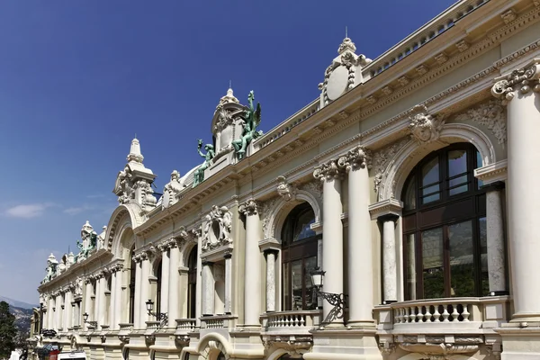 Monaco, Monte Carlo, kumarhanenin yanındaki bina.