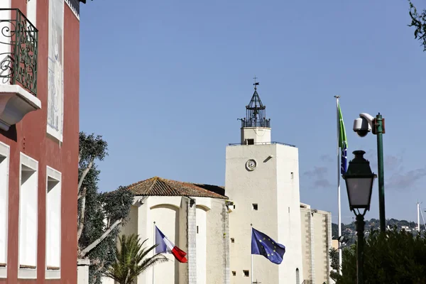 Port grimaud, Vesnický kostel s kvadratickou věží, Azurové pobřeží, cote dazur, Francouzská Riviéra, jižní Francie, Evropa — Stockfoto