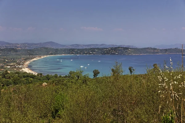 Cap camarat, ramatuelle w pobliżu st-tropez z plaży pampelonne na cote d'azur, Południowa Francja, Europa — Zdjęcie stockowe