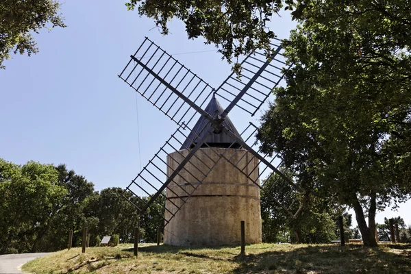 Grimaud, wiatrak XVII wieku saint roch (moulin de la gardiolle, moulin st roch), francuska riviera, Południowa Francja, Europa — Zdjęcie stockowe