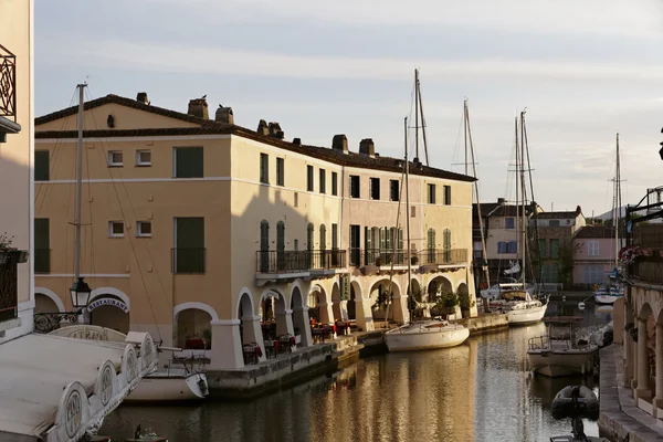 Port grimaud, víz elmélkedés, cote d'azur, Dél-Franciaországban — Stock Fotó