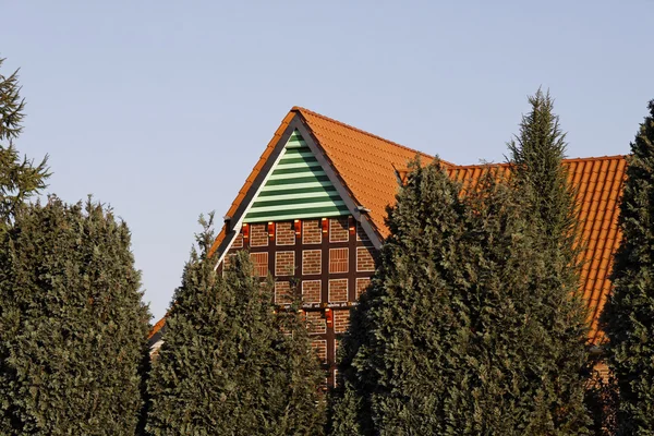 Bonita casa de madera en Georgsmarienhuette, tierra Osnabruecker, Baja Sajonia, Alemania, Europa —  Fotos de Stock