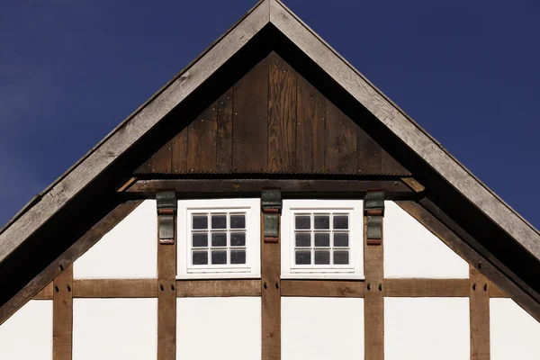 Дом из дерева в Ловер-Саксонии, Германия, Европа — стоковое фото