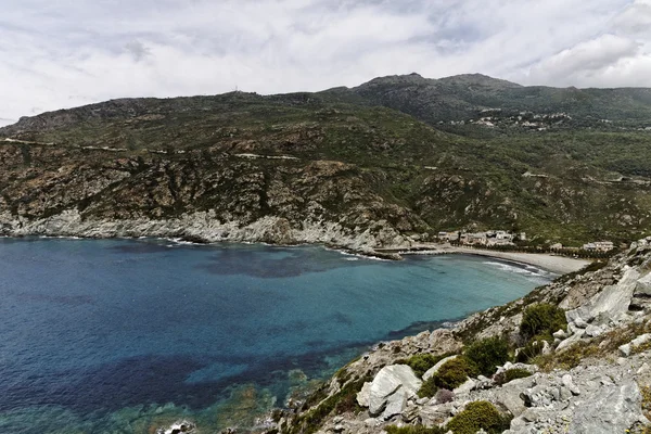 Marine de Giottani, Cap Corse, spiaggia di ghiaia sulla costa occidentale con un piccolo porto e il piccolo hotel, Corsica, FranciaMarine de Giottani, Cap Corse, spiaggia di ghiaia sulla costa occidentale — Foto Stock