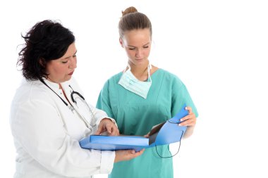 Doktor ve hemşire hasta kayıtları doktor ve hemşire pat tartışırken tartışıyor