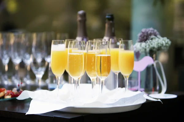 Flöjter champagne och orange juice — Stockfoto