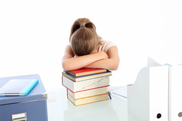 Student schläft auf einem Stapel Bücher — Stockfoto