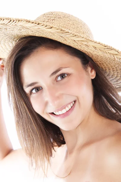 Mulher sorridente em chapéu de sol de palha Mulher sorridente em chapéu de sol de palha — Fotografia de Stock