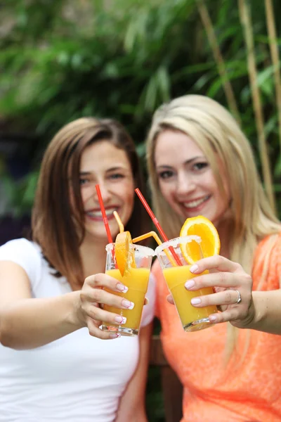 Opékání s tropické koktejly oranžové — Stock fotografie