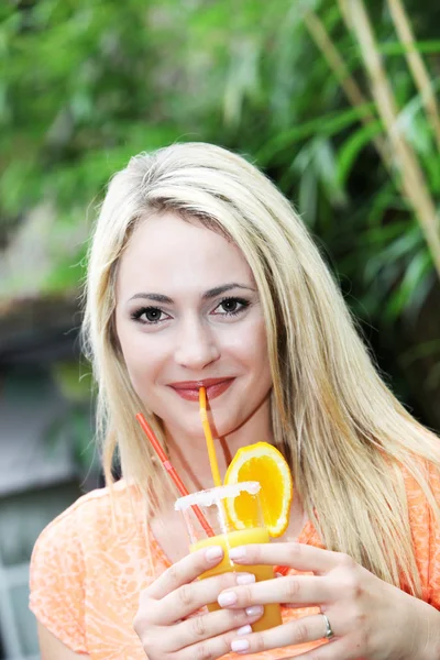 Mulher bonita beber cocktail laranja — Fotografia de Stock