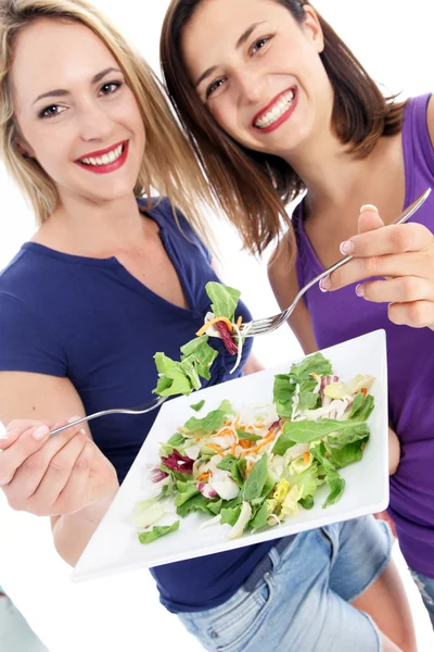 Saúde mulheres conscientes desfrutando salada Saúde amigos conscientes desfrutando sal — Fotografia de Stock