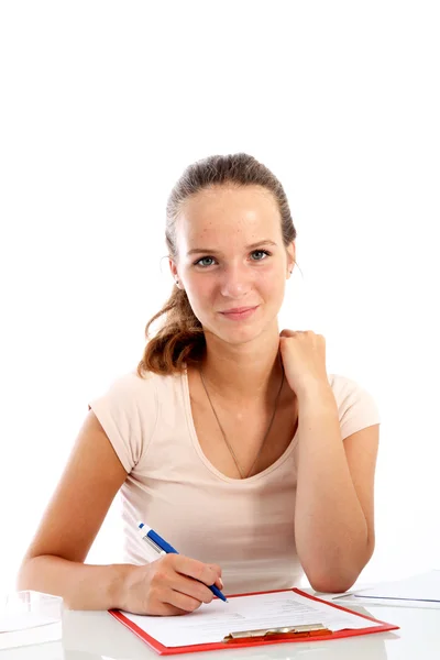 Junge Frau sitzt schreibend junge Frau sitzt schreibend — Stockfoto