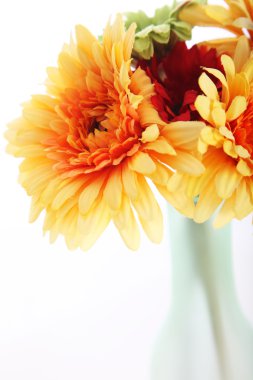 bir vazoda turuncu dahlias