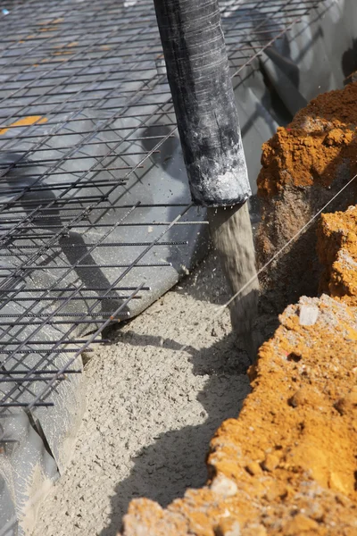 Заливка цементных фундаментов — стоковое фото