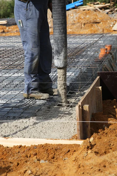 Builder pouring concrete foundations — Stock Photo, Image