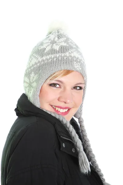 Mujer linda en gorra de invierno tejida Mujer linda en gorra de invierno tejida —  Fotos de Stock