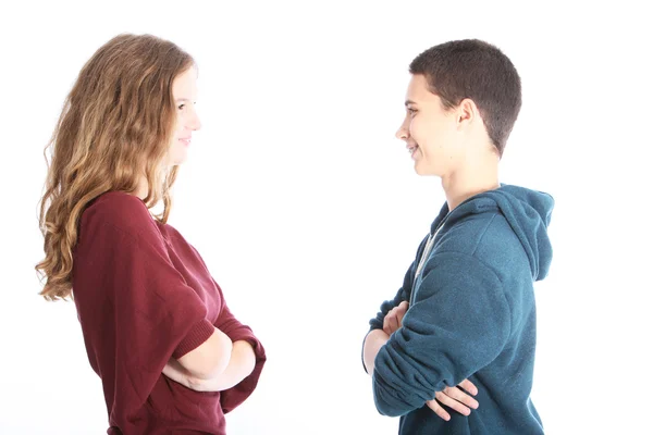 Casal adolescente sorrindo um para o outro — Fotografia de Stock