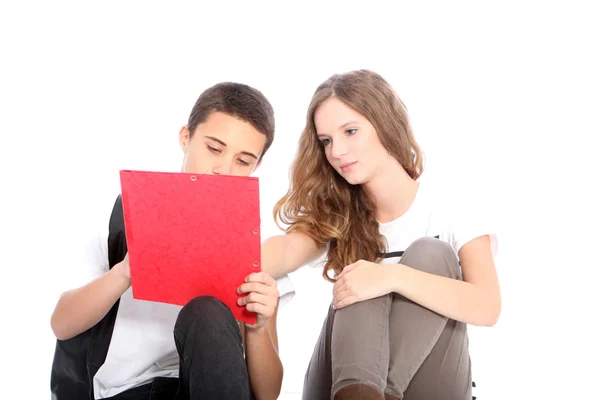 Estudantes trabalhando juntos em um projeto — Fotografia de Stock