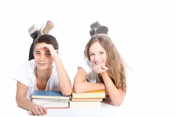 Glimlachend middelbare scholieren met schoolboeken — Stockfoto