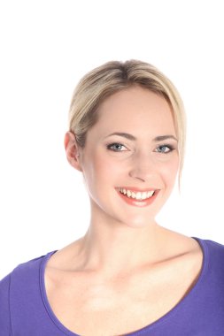 beyaz beyaz üzerinde gülümseyen sarışın kadın portresi üzerinde gülümseyen sarışın kadın portresi